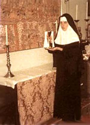 A traditional Benedictine sister